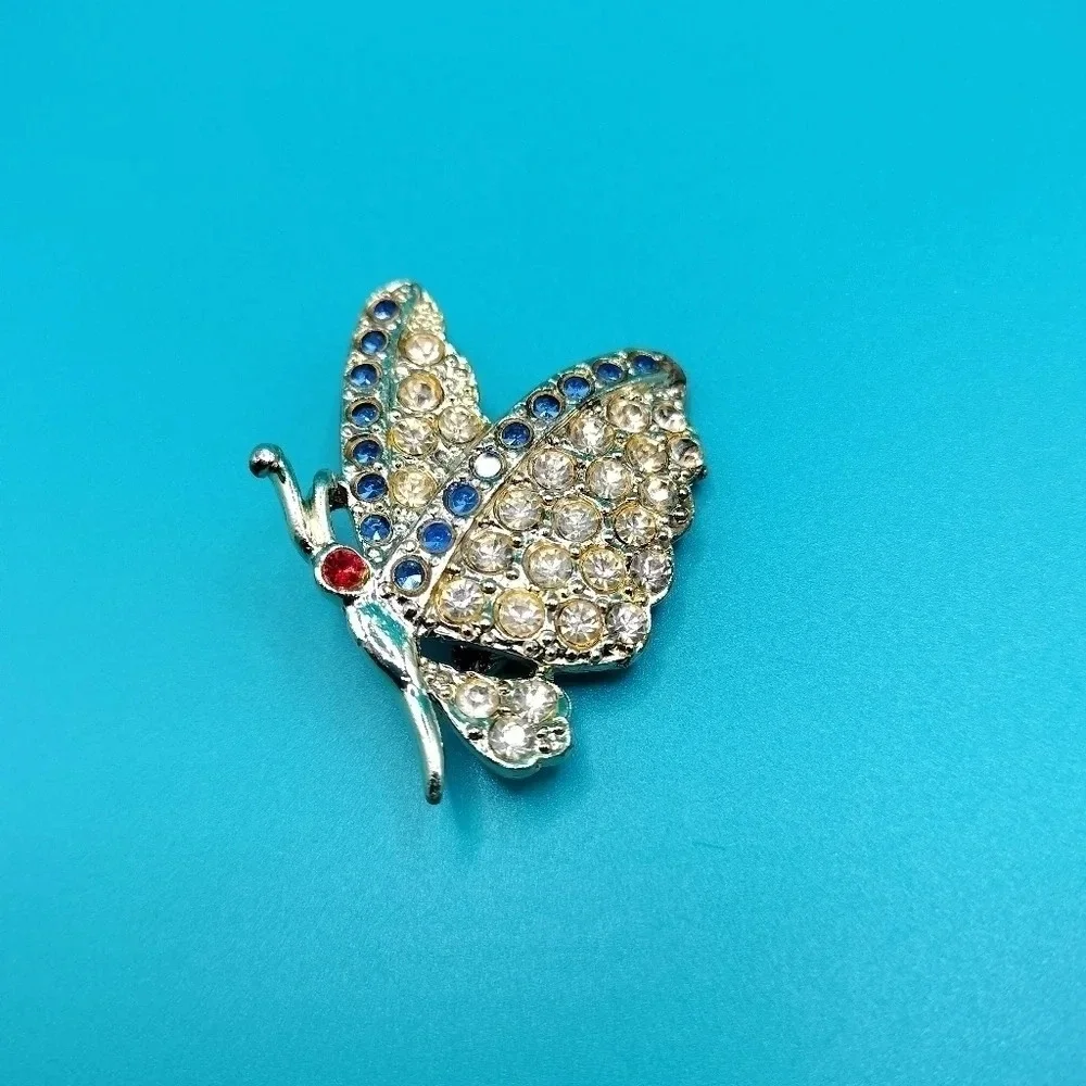 Delightful Vtg Gold Tone Pave Clear Lt Blue Rhinestone Side BUTTERFLY Pin